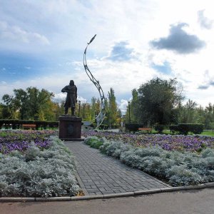 Памятник Валерию Чкалову в парке Дома офицеров