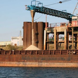 Погрузка соли в баржу