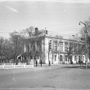 Двухэтажная столовая на площади Ленина